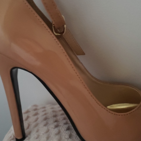 High heels - Picture 3 of 4